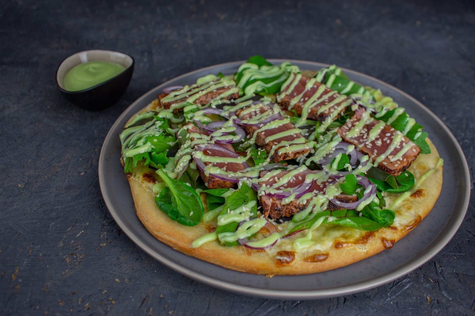Borrelpizza met gegrilde tonijn en lichtscherpe Wasabisaus