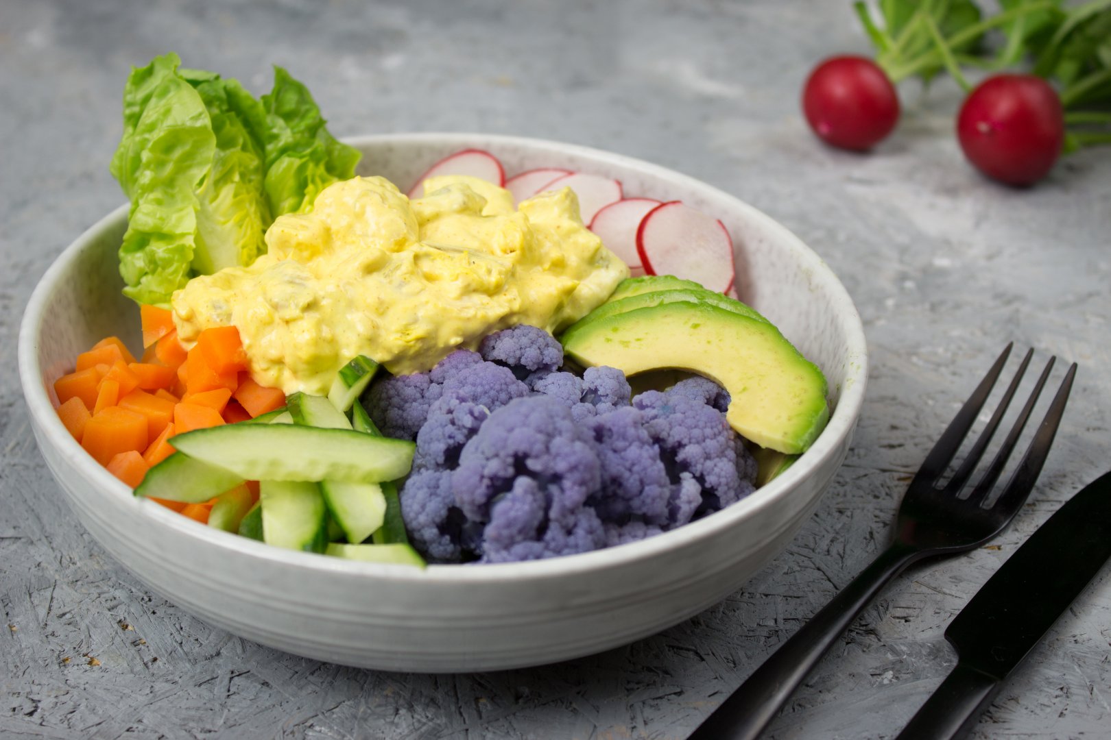 Saladbowl met Kip Kerrie